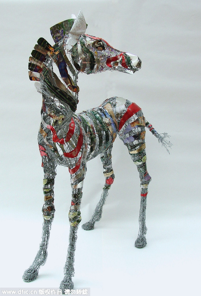 垃圾变废为宝 英国雕塑家心灵手巧创造马形艺术品